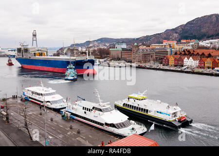 Neubau bulk carrier Star Java eingabe Bergen Hafen für ihre Taufe. Fahrgast Katamaran Terminal im Vordergrund. Bergen, Norw Stockfoto