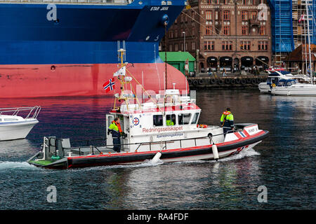 Neubau bulk carrier Star Java neben in Bergen Hafen für ihre Taufe. Seenotrettungskreuzer Sundt vor. Bergen, Norwegen Februar 2007. Stockfoto