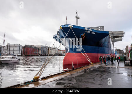 Der Bogen der Neubau bulk carrier Star Java neben in Bergen Hafen für ihre Taufe. Bergen, Norwegen Februar 2007. Stockfoto