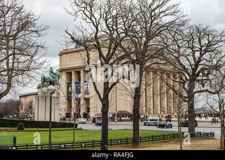 Paris, Frankreich, 28. Januar 2018: Ansicht der vorderen Fassade mit Statue des Palais de Chaillot und Trocadero Plaza in Paris, Frankreich. Stockfoto