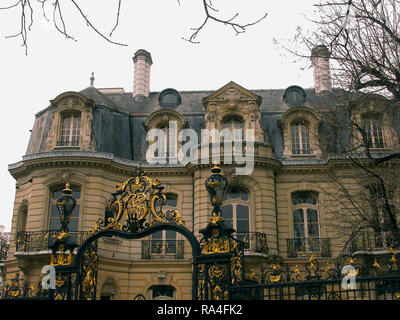 Reich verzierte Fassade und ornamental Gates, Hôtel Marcel Dassault, 7 Rond Point des Champs Elysées, Paris, Frankreich Stockfoto