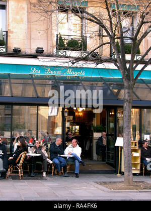 Berühmte Cafe, Les Deux Magots, place Saint-Germain-des-Prés, Paris, Frankreich Stockfoto
