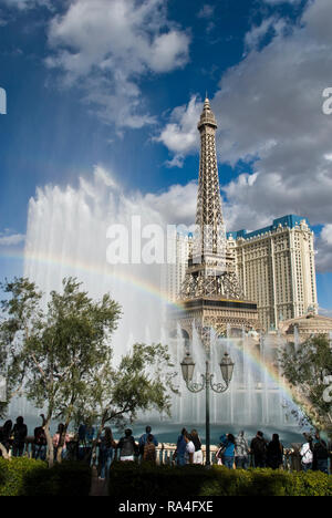 Die Brunnen des Bellagio Casino vor der Paris Las Vegas Hotel & Casino auf dem Strip in Las Vegas, Nevada. Stockfoto