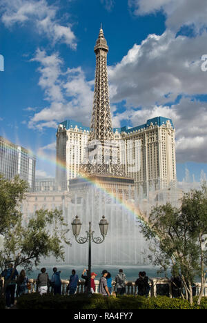 Die Brunnen des Bellagio Casino vor der Paris Las Vegas Hotel & Casino auf dem Strip in Las Vegas, Nevada. Stockfoto