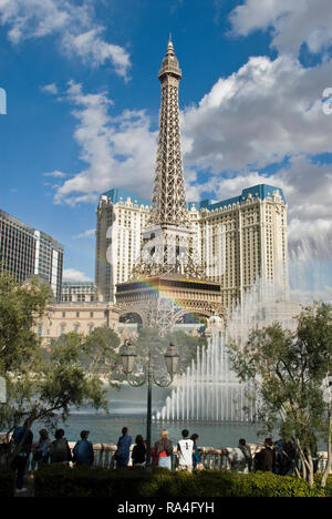 Die Brunnen des Bellagio Casino vor der Paris Las Vegas Hotel & Casino auf dem Strip in Las Vegas, Nevada. Stockfoto