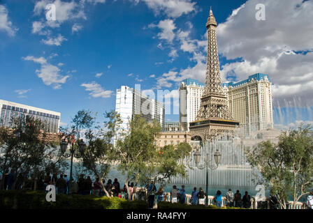 Die Brunnen des Bellagio Casino vor der Paris Las Vegas Hotel & Casino auf dem Strip in Las Vegas, Nevada. Stockfoto