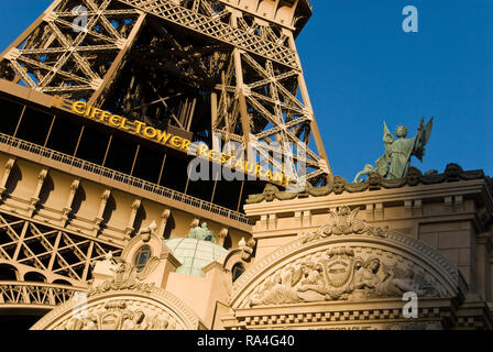 Eine Replik Bügeleisen Eiffelturm steht oberhalb des Paris Las Vegas Hotel & Casino auf dem Strip in Las Vegas, Nevada. Stockfoto