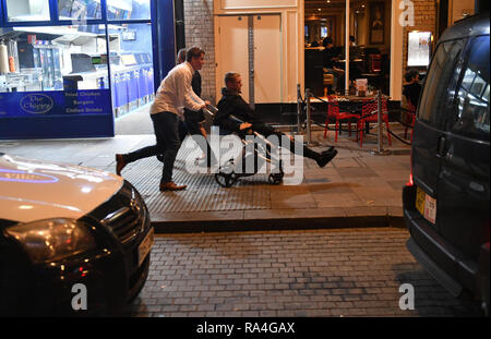 Nachtschwärmer in St. Mary's Street in Cardiff in das Neue Jahr feiern. Stockfoto