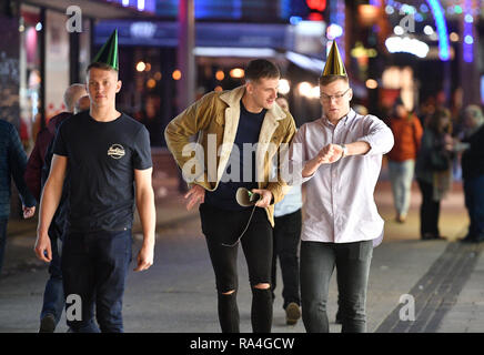 Nachtschwärmer in St. Mary's Street in Cardiff in das Neue Jahr feiern. Stockfoto