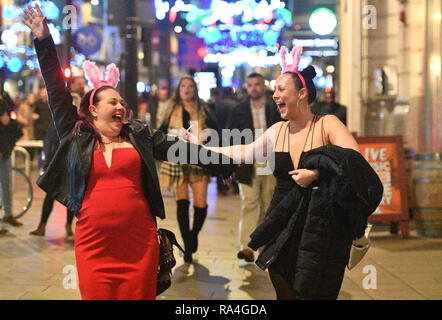 Nachtschwärmer in St. Mary's Street in Cardiff in das Neue Jahr feiern. Stockfoto