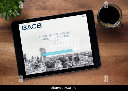 Die Website von British Arab Commercial Bank (BACB) ist auf einem iPad Tablet gesehen, auf einem Holztisch (nur redaktionelle Nutzung). Stockfoto