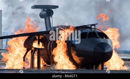 Ein dummy Flugzeug brennt in der 92Nd Tiefbau Squadron Feuerwehr Training Bereich während einer Demonstration für die Mitglieder der Spokane lokalen Notfallplanung Ausschuss bei Fairchild Air Force Base, Washington, November 7, 2018. Team Fairchild Feuerwehrmänner mit einem Dummy und simulieren die Flammen mit sicheren Propangas, um Auswirkungen auf die Umwelt zu minimieren und gleichzeitig die Bereitschaft, die Bemühungen um Berufsbildung. (U.S. Air Force Foto/Senior Airman Ryan Lakai) Stockfoto