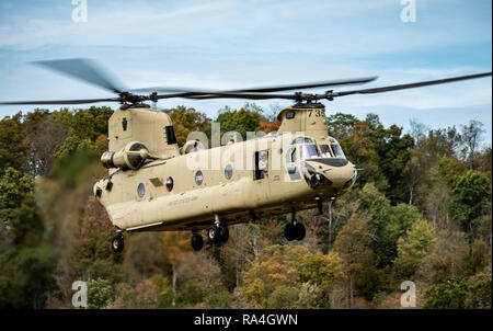 Eine CH-47 Chinook Hubschrauber von der Pennsylvania National Guard bereitet vor der Teilnahme an statischen und freefall Operationen Okt. 19, 2018 zu Land, im Red House, Md. Mehr als 50 Soldaten der Special Operations Loslösung - Europa und Co.C, 2.Bataillon, 19 Special Forces Group (Airborne), West Virginia National Guard, der in mehreren Zyklen springen den ganzen Tag über teilgenommen zu Kenntnisse im Springen Betrieb gewährleisten. (National Guard Foto von Bo Wriston) Stockfoto