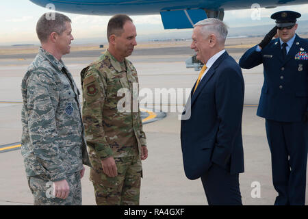 PETERSON AIR FORCE BASE, Colo - (von links nach rechts) Kol. Sam Johnson, 21. Platz Flügel stellvertretender Kommandeur, Generalmajor John Shaw, Air Force Space Command stellvertretender Kommandant, grüßen Verteidigungsminister James Mattis auf dem Flug Linie an Peterson Air Force Base, Colo., Nov. 30, 2018. Mattis wurde in Colorado Springs mit älteren Kadetten an der US Air Force Academy zu erfüllen. (U.S. Air Force Foto von Robb Lingley) Stockfoto