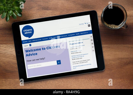 Die Website der Bürger Rat ist, auf einem iPad Tablet gesehen, auf einer hölzernen Tisch zusammen mit einem Espresso und einem Haus Anlage (nur redaktionelle Nutzung). Stockfoto