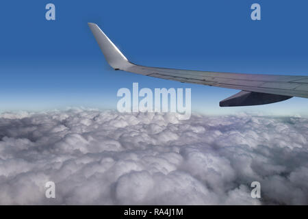 Pkw Flugzeug fliegen über den Wolken. Blick aus dem Fenster. Stockfoto