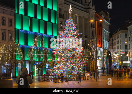 Brünn, Tschechische Republic-December 30,2018: Wandern Menschen und Weihnachtsbaum auf Liberty Square am 30 Dezember, 2018 Brünn, Tschechische Republik Stockfoto