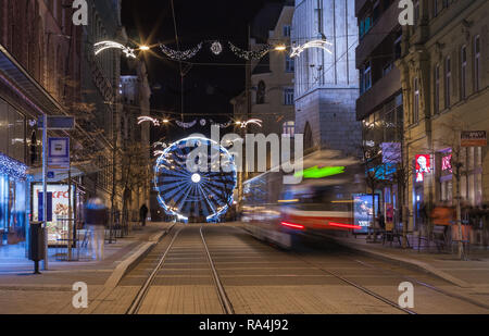 Brünn, Tschechische Republic-December 30,2018: Straßenbahnhaltestelle und Weihnachten Riesenrad auf mährischen Square am 30 Dezember, 2016 Brünn, Tschechische Republik Stockfoto