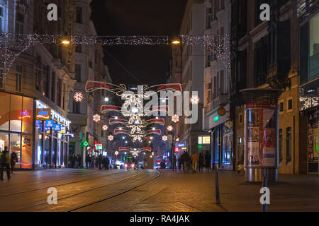 Brünn, Tschechische Republic-December 30,2018: Wandern Leute an der Masaryk Straße am 30 Dezember, 2018 Brünn, Tschechische Republik Stockfoto