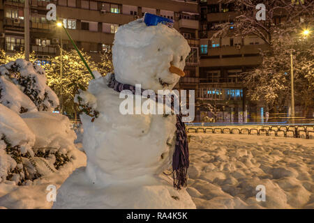 Zemun, Belgrad, Serbien - Schneemann stehend in einem Park bei Nacht Stockfoto