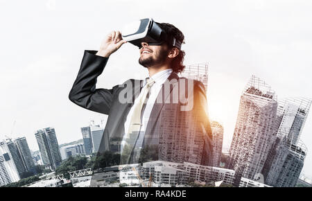 Schöne elegante Geschäftsmann erfahren Beeindruckende virtuelle Rea Stockfoto