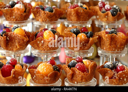 Brandy snap Cookies mit frischen Beeren Stockfoto