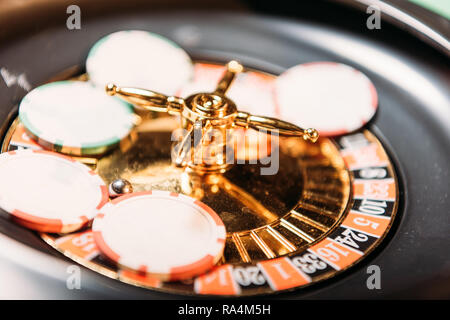 Selektiver Fokus der Roulette und Casino Chips im Casino Stockfoto