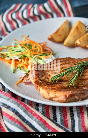 Gegrilltes Rindfleisch Steak mit Gemüse auf dem Teller Stockfoto