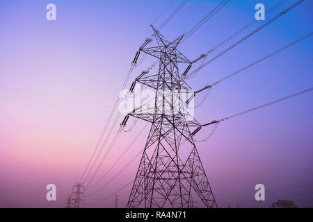 Elektrische Pylon in einem lebhaften Sky bacground Stockfoto