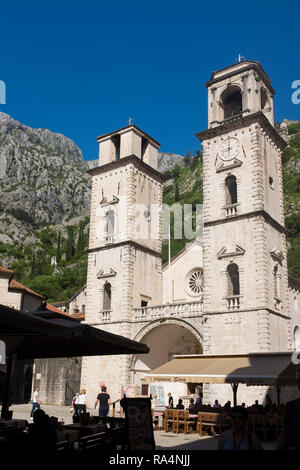 Kirchen, Plätze und viele Restaurants umgeben von Geschäften in der Altstadt von Kotor, Montenegro Stockfoto