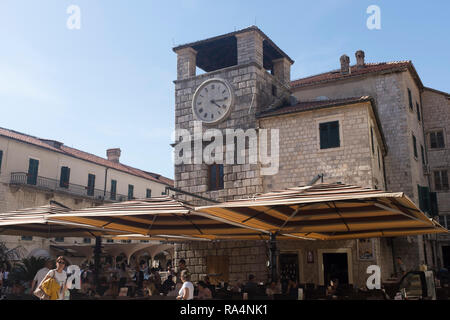 Kirchen, Plätze und viele Restaurants umgeben von Geschäften in der Altstadt von Kotor, Montenegro Stockfoto