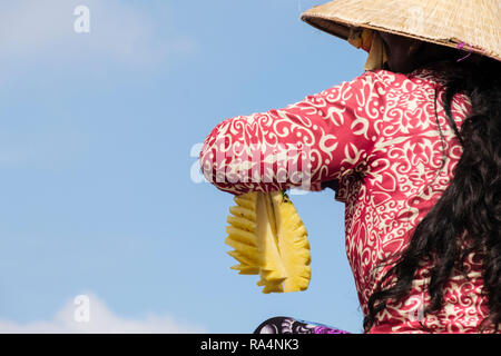 Eine vietnamesische Frau mit Schneiden Ananas Obst in schwimmenden Markt auf Hau Flusses zu verkaufen. Can Tho, Mekong Delta, Vietnam, Asien Stockfoto