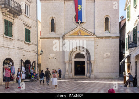 Kirchen, Plätze und viele Restaurants umgeben von Geschäften in der Altstadt von Kotor, Montenegro Stockfoto
