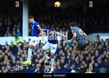 Von Leicester City Harry Maguire (rechts) springt für den Ball mit Everton's Richarlison (Mitte) und Dominic Calvert-Lewin während der Premier League Spiel im Goodison Park, Liverpool. Stockfoto