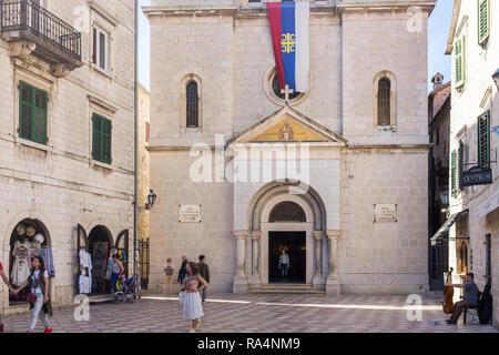 Kirchen, Plätze und viele Restaurants umgeben von Geschäften in der Altstadt von Kotor, Montenegro Stockfoto