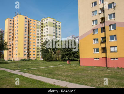 Petrzalka, Slowakei - Das Apartment Gebäude aus der sozialistischen Ära von Bratislava Vororten noch verwendet wird, und an diesem Tag gepflegt. Stockfoto