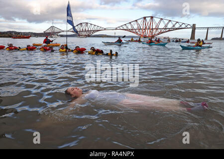 Die Menschen nehmen an den jährlichen Loony Dook schwimmen im Firth-of-Forth, Schottland. Stockfoto