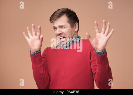 Schöner Mann zeigt Ablehnung Geste, fragt ihn nicht stören, lehnt etwas Stockfoto