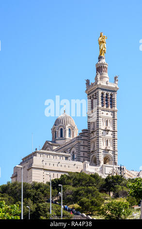 Basilika Notre-Dame de la Garde, gelegen auf einem Hügel in Marseille, Frankreich, erreichbar mit einer abfallenden Weg mit Treppen, ist bei Touristen sehr beliebt. Stockfoto