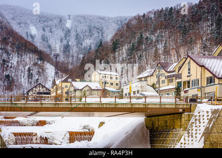 Sounkyo, Hokkaido, Japan Town Skyline im Winter. Stockfoto