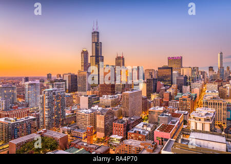 Chicago, Illinois, USA Downtown Skyline von oben in der Abenddämmerung. Stockfoto