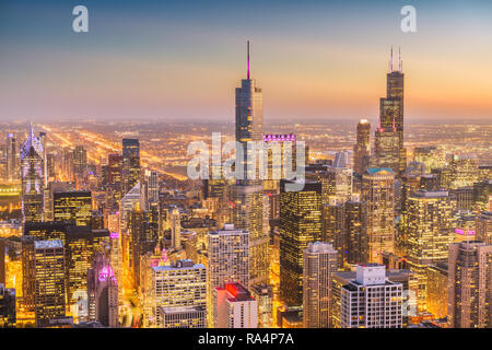 Chicago, Illinois, USA Downtown Skyline von oben in der Abenddämmerung. Stockfoto