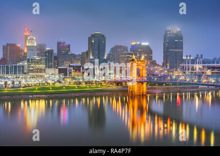 Cincinnati, Ohio, USA Skyline auf dem Fluss in der Nacht. Stockfoto