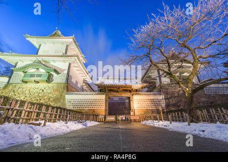 Kanazawa, Japan in Kanazawa Castle in einer Winternacht. Stockfoto