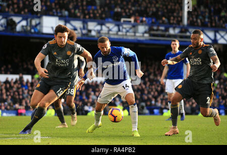 Everton ist Cenk Tosun (Mitte) und Leicester City Harry Maguire Kampf um den Ball während der Premier League Spiel im Goodison Park, Liverpool. Stockfoto