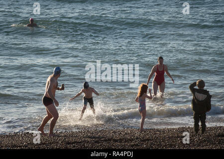 Tag des neuen Jahres Schwimmer in der Nähe von Hythe in Kent. Stockfoto