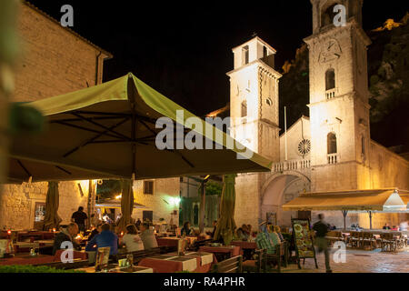 Kirchen, Plätze und viele Restaurants umgeben von Geschäften in der Altstadt von Kotor, Montenegro Stockfoto