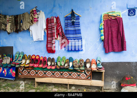 Viscri Dorf, Rumänien - 17. August 2017: Traditionelle Handarbeit Wollsocken und Booties zum Verkauf auf der Straße von viscri Dorf in Siebenbürgen Stockfoto