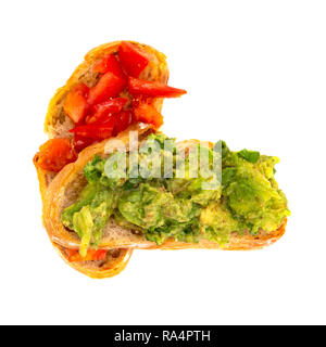 Zertrümmerte Avocado Tomate und Basilikum Bruschetta Stockfoto