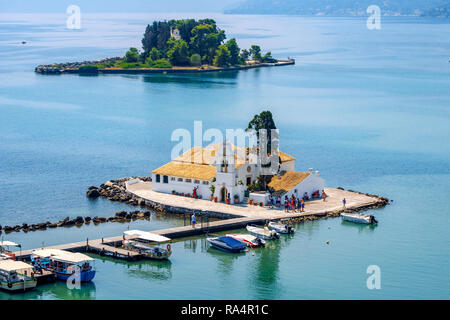 Panoramablick auf die wunderschöne Vlacherna Kloster auf der Insel Korfu in Griechenland (Kerkyra) Stockfoto